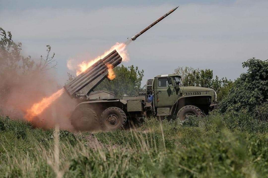 Photo d'illustration — Zaporojié : les Grad du groupement « Vostok » sur un point d'appui