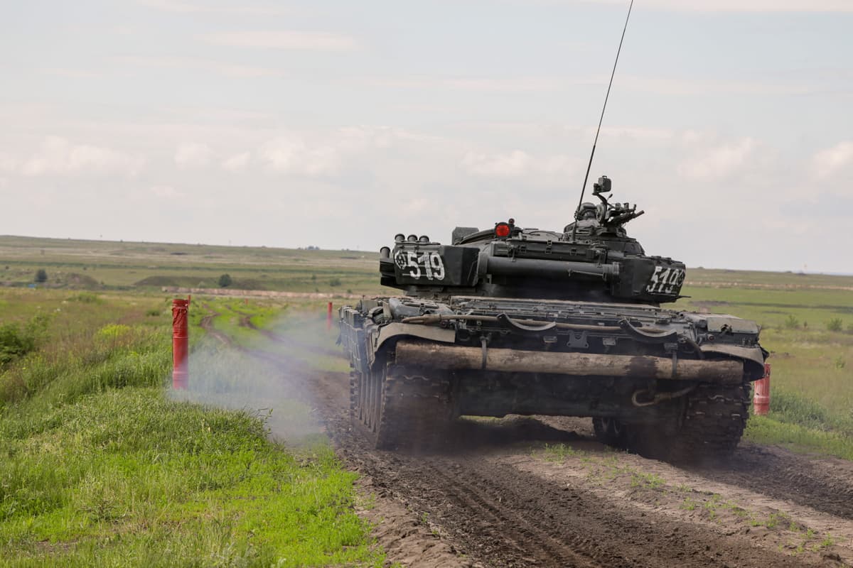 Нерозірвана ракета від реактивної системи залпового вогню після обстрілу російськими військами Салтівки у 616 мікрорайоні на вулиці Гвардійців-Широнінців у м. Харків . м. Харків , 4 березня 2022 року.
